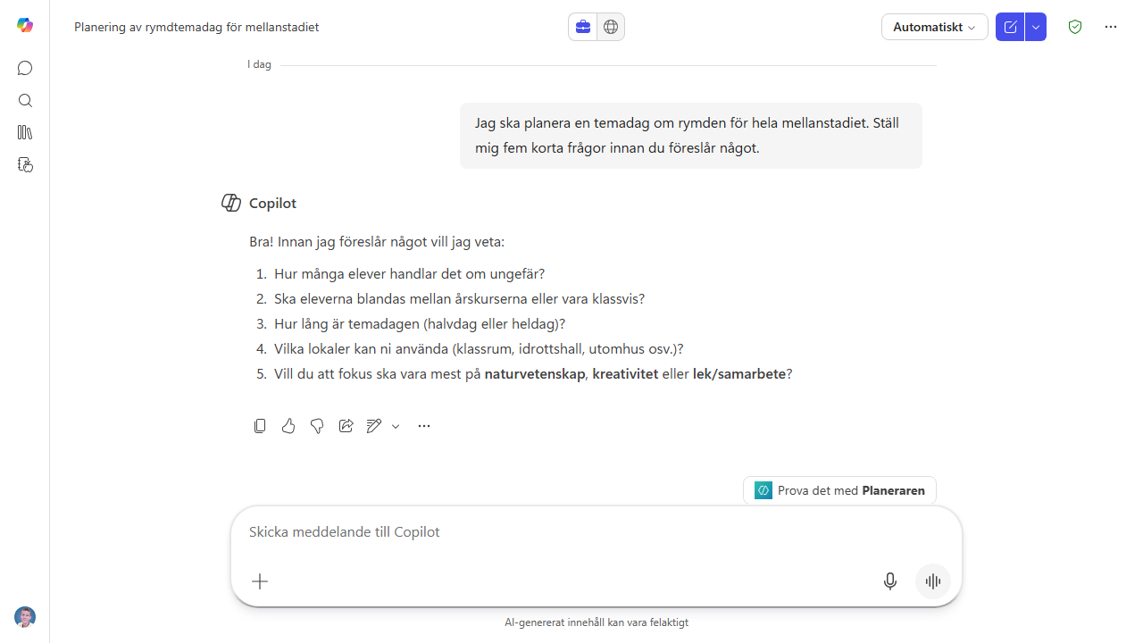 Copilot ställer fem korta motfrågor om en temadag om rymden innan den föreslår något — ”ställ frågor först”-mönstret i praktiken.